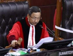 MK Tolak Samakan Batas Pensiun Guru dan Dosen