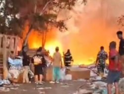 Api Lahap Tumpukan Barang Bekas di Sekupang, Asap Hitam Membumbung ke Langit