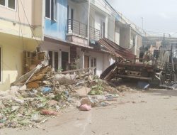 Rem Lori Crane Blong Hantam Deretan Rumah dan Warung di Sekupang