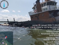 Kapal Angkut Limbah Kandas di Dangas Tanjung Pinggir, Laut Batam Tercemar