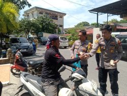 Polsek Sekupang Gelar Jumat Berkah, Tebar Kepedulian Lewat 50 Paket Makanan ke Warga di Sungai Harapan
