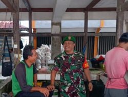 Perkuat Kepedulian Pesisir, Koramil 05/Belakang Padang Serda Roni Sitorus Laksanakan Komsos Bersama Nelayan dan Pedagang Ikan