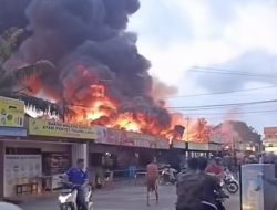 Breaking News ! Kebakaran Hebat Landa Kawasan Mega Legenda Batam, Sejumlah Kios dan Rumah Liar Terbakar