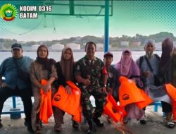 Babinsa Pemping Koramil 05/Belakang Padang Serda Roni Sitorus Intensifkan Komsos dan Monitoring Keselamatan di Pelabuhan Umum