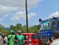 Benturan Keras di Dam Mukakuning, Mobil Ringsek Dihantam Truk Kontainer