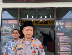 Kapolsek-Batam-Kota-AKP-Benny-Syahrizal-menerangkan-terkait-kasus-maling-helm-di-masjid