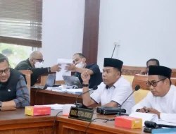 RDP-Komisi-I-DPRD-bersama-pengembang-dan-perwakilan-konsumen-Perumahan-di-ruang-rapat