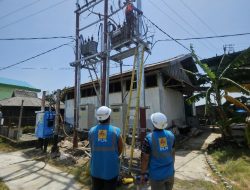 Terus Tingkatkan Kualitas Pelayanan, PLN Belakang Padang Pasang Trafo Baru