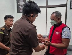 mantan-kades-sanglar-digiring-penyidik-cabjari-karimun-di-moro-usai-ditetapkan-sebagai-tersangka-korupsi-dana-desa-dok-kajari--1771410171236_169