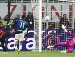 69ae231515f7b-momen-pemain-ac-milan-pervis-estupinan-jebol-gawang-inter-milan-yang-dijaga-yann-sommer_gemini_1265_711