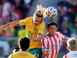 6a3dfd3e0a3dd-pemain-australia-jackson-irvine-duel-melawan-alexandro-maidana-dari-paraguay-di-piala-dunia-2026_gemini_1265_711