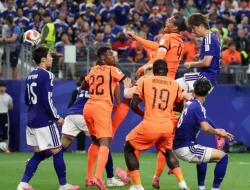 keberuntungan-memihak-pada-daichi-kamada-kedua-dari-kanan-saat-bola-membentur-wajahnya-dan-menjadi-gol-meskipun-tidak-disengaja-ia-tetap-merayakan-gol-tersebut-reuterstim-heitman-yEO0M