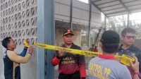 petugas-saat-menyegel-bangunan-yang-akan-dijadikan-lapangan-padel-di-kawasan-rimba-jaya-tanjungpinang-f-satpol-pp-tanjungpinang-untuk-batam-pos-VdOWW